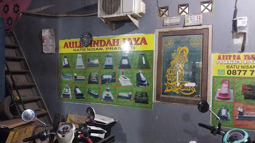 Batu nisan dan prasasti Aulia indah jaya